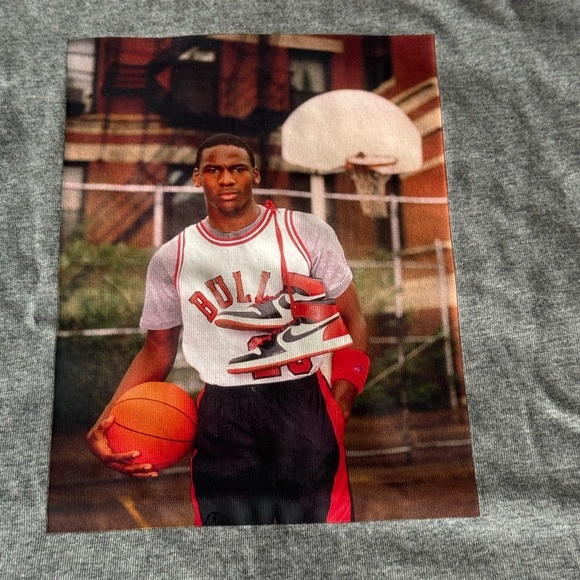 Nike/ Jordon Gray Graphic T-Shirt - Picture 2 of 4